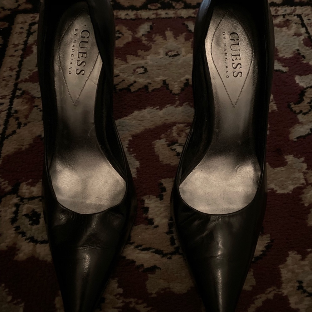 GUESS pointy toe black leather pump.